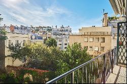 Paris 16th District – A renovated 2-bed apartment with a balcony