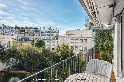 Paris 16th District – A renovated 2-bed apartment with a balcony