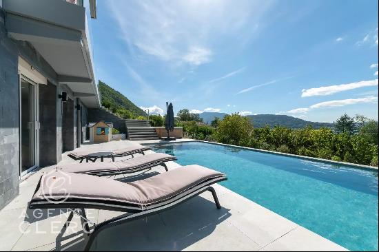 Annecy le Vieux, exceptional house with lake view