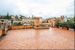 Penthouse with terrace in the heart of Rome's historic center