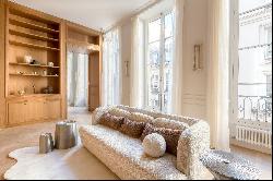 Paris VI - rue de TOURNON - Superb renovated apartment with exceptional volumes.