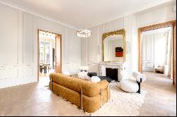 Paris VI - rue de TOURNON - Superb renovated apartment with exceptional volumes.