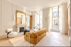 Paris VI - rue de TOURNON - Superb renovated apartment with exceptional volumes.