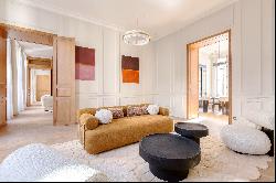 Paris VI - rue de TOURNON - Superb renovated apartment with exceptional volumes.