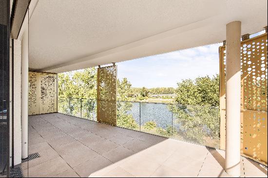 Waterfront Dreams: 2-Bedroom Flat with Danube View