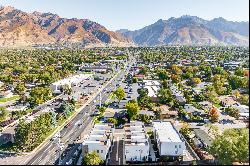 Contemporary Cottonwood Townhome Offering Convenience & Views