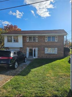 2 Concord Dr, Penn Twp - Wml PA 15642