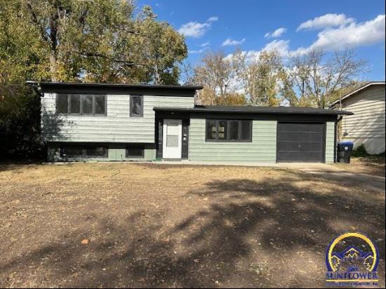 3524 SW Twilight Dr, Topeka KS 66614