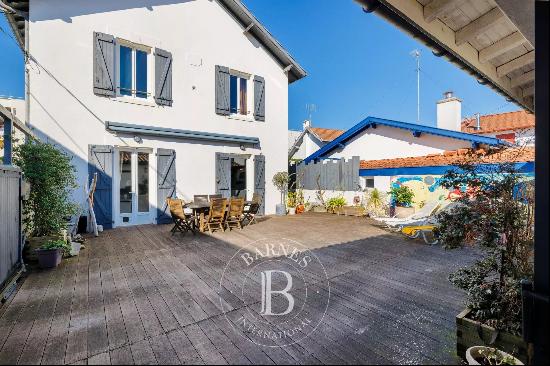 BIARRITZ, TOWNHOUSE WITH TERRACE AND ANNEX