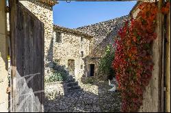 For sale Exclusively between Lourmarin and Bonnieux Rare stone property of 33 hectares