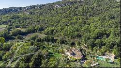 For sale Exclusively between Lourmarin and Bonnieux Rare stone property of 33 hectares