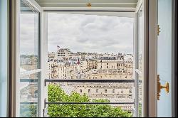 Paris 8th District - A top-floor apartment commanding a spectacular view