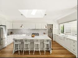 THE ESSENCE OF LEURA VILLAGE LIVING ON PRIVATE ESTABLISHED GARDENS