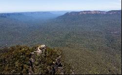 THE ESSENCE OF LEURA VILLAGE LIVING ON PRIVATE ESTABLISHED GARDENS