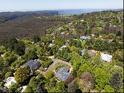 THE ESSENCE OF LEURA VILLAGE LIVING ON PRIVATE ESTABLISHED GARDENS