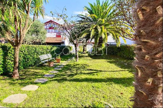 CIBOURE - AN APARTMENT WITH A GARDEN AND GARAGES