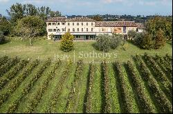 Traditional farmhouse with estate among the Prosecco hills