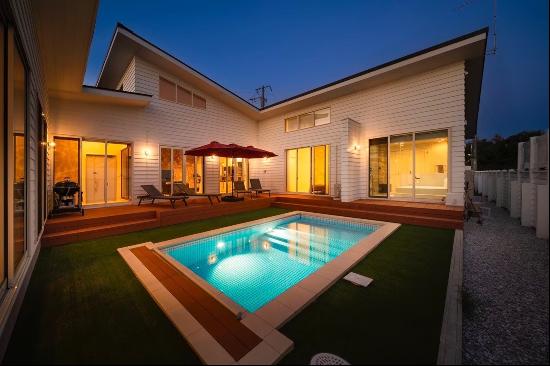 Villa residence with swimming pool in Ichinomiya