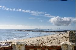 Vue sur la mer et plage aux pieds de la maison