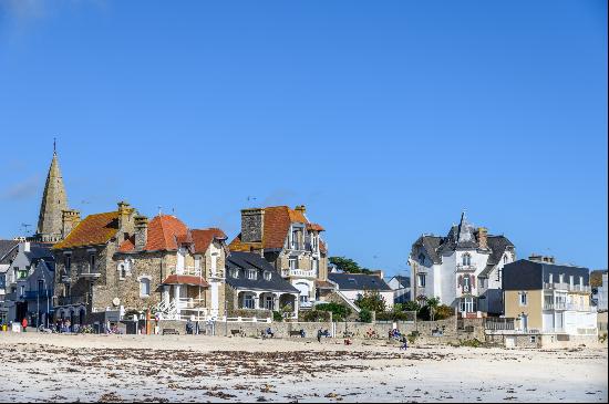 Vue sur la mer et plage aux pieds de la maison