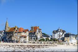 Vue sur la mer et plage aux pieds de la maison