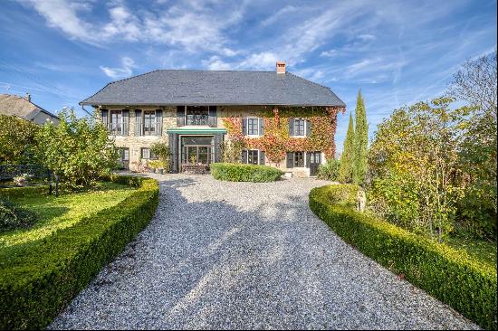 Superb, charming house with large plot 40 minutes from Geneva