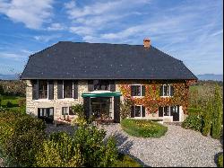 Superb, charming house with large plot 40 minutes from Geneva