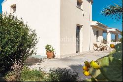 Elegant independent house with outbuilding close to the sea