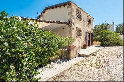 Elegant independent house with outbuilding close to the sea