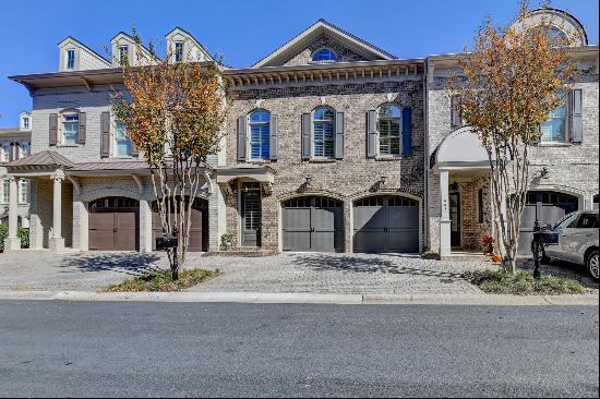 Exquisite Townhome In Alpharetta