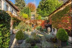 Character villa with outbuilding in Mont-sur-Rolle