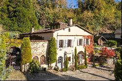 Character villa with outbuilding in Mont-sur-Rolle