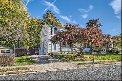 Colonial Home in Hallfield Manor