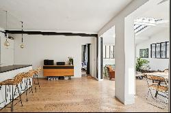 Paris 3rd - Bright Family Apartment with Glass Roof in the Heart of the Marais.