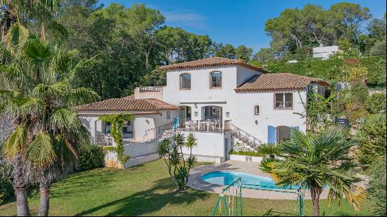 Spacious family property in Valbonne