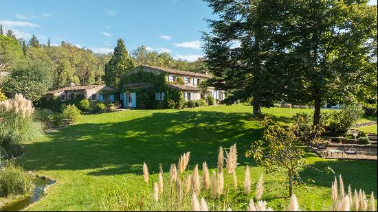 Charming property for sale on a private domain in Chateauneuf