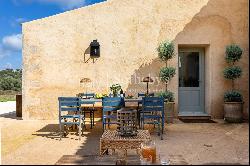 An old farmhouse close to the Cavagrande Nature Reserve