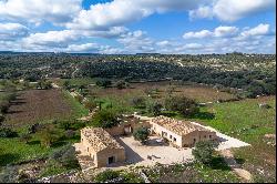 An old farmhouse close to the Cavagrande Nature Reserve