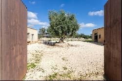 An old farmhouse close to the Cavagrande Nature Reserve