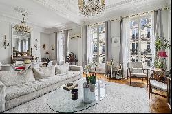 Paris XVI - Magnificent apartment with all the charm of the old