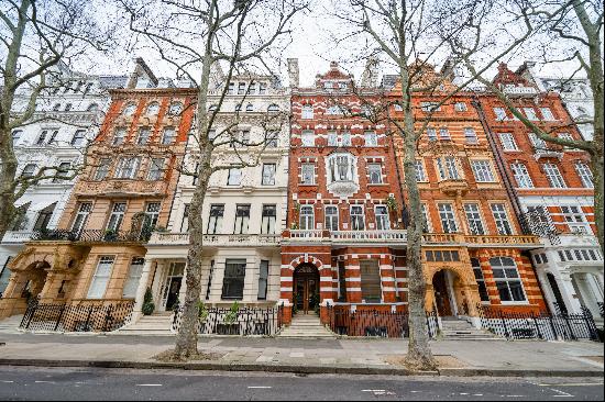 Impeccably finished duplex apartment in a grand Victorian building