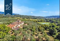 Luxury villa with a huge garden overlooking the lake for sale on Tuscan hills