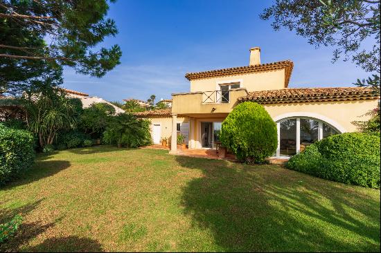 PRIVATE ESTATE IN SAINTE MAXIME: VILLA WITH SEA VIEW ON SAINT TROPEZ