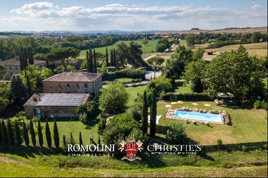 FARMHOUSE WITH POOL FOR SALE ALONG THE RIVER IN TUSCANY, SIENA