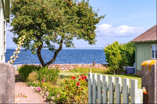 Untouched gem in Skaret, set on the coastline of Skalderviken - fisherman's cottage featu