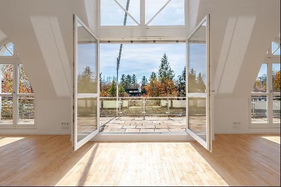 Light-flooded, spacious penthouse with fireplace and elevator directly to the apartment