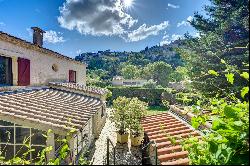 In the heart of the Baux de Provence valley, charming house with view