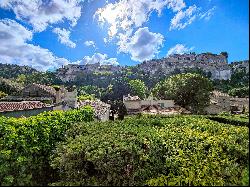 In the heart of the Baux de Provence valley, charming house with view