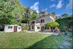 In the heart of the Baux de Provence valley, charming house with view