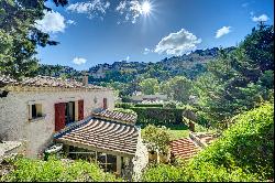 In the heart of the Baux de Provence valley, charming house with view